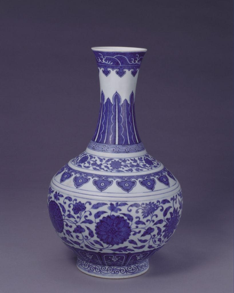 图片[1]-Blue and white vase with tangled branches and lotus patterns-China Archive